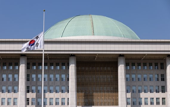 30일 서울 여의도 국회의사당에 조기가 게양돼 있다. 정부는 ‘이태원 참사’와 관련해 이날부터 다음달 5일 24시까지 국가 애도 기간으로 정하고 공공기관과 재외기관에 조기를 게양한다. /뉴스1