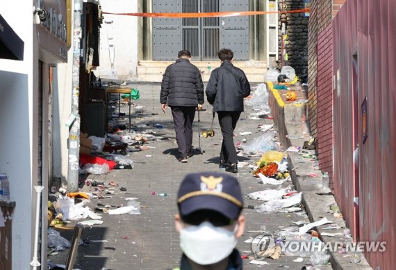 150명 이상이 사망한 서울 이태원 압사 사고 현장에서 30일 경찰 관계자들이 사고가 발생한 좁은 골목의 거리 등을 측정하고 있다.  연합뉴스