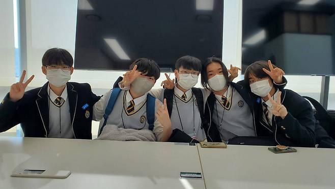 인천 해원고 GOSU팀 (좌부터 김연준, 김지우, 박성현, 김하늘, 김민준 선수)