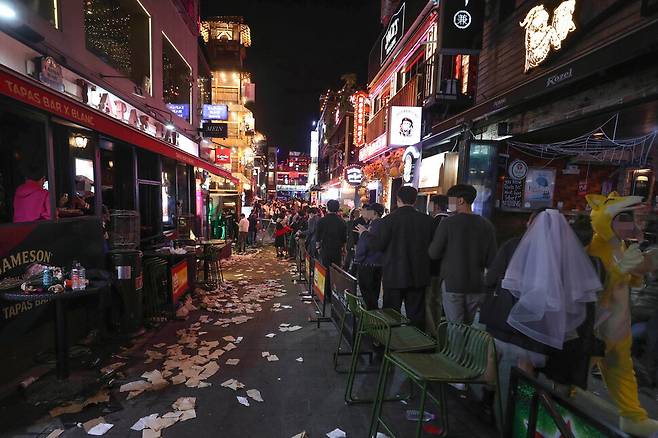 29일 밤 서울 용산 이태원 해밀턴 호텔 뒤 골목에서 압사 사고가 발생해 151명이 숨진(30일 오전 9시30분 기준) 30일 새벽 사고 현장이 통제되는 가운데 인근 거리에서 귀가하지 않은 핼러윈 인파가 걸어가고 있다. 박종식 기자