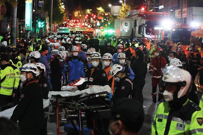 서울 용산구 ‘이태원 참사’ 현장에서 30일 새벽 119 구급대원들이 부상자 등을 이송하기 위해 이동하고 있다. 박종식 기자 anaki@hani.co.kr