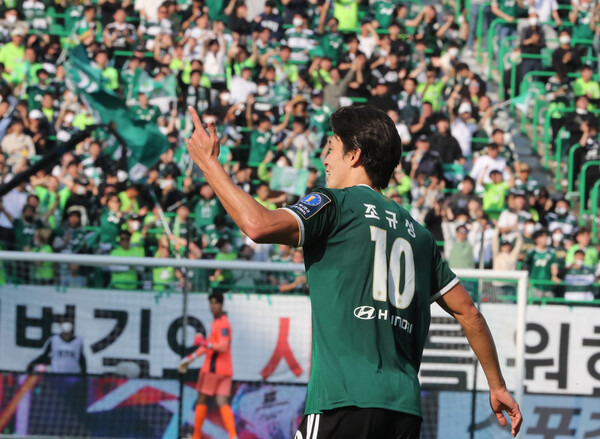 조규성이 30일 전주 월드컵경기장에서 열린 축구협회(FA)컵 결승 2차전 FC서울과의 경기에서 득점한 뒤 관중석을 향해 손짓하고 있다. 전주/연합뉴스