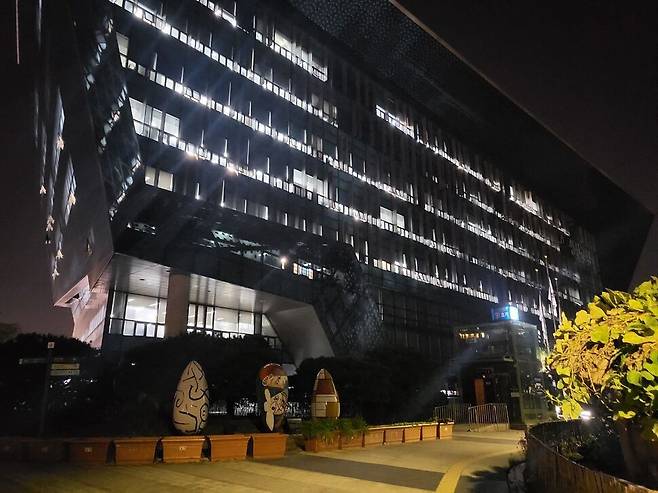 30일 저녁 7시쯤 찾아간 이태원동 용산구청사. 모든 직원들이 출근해 대부분의 사무실에 불이 켜져 있지만 외부 노출을 피하기 위해서인 듯 블라인드로 내부를 가렸다. 구청장실인 불이 켜진 맨 위층 오른쪽 끝부분이다. 역시 불이 켜져 있지만, 블라인드로 창문을 가려놓았다. 이승욱 기자