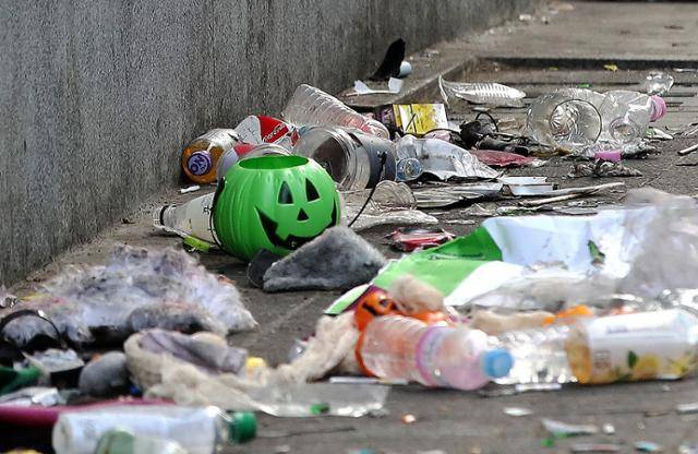 30일 오전 서울 용산구 이태원 압사 사고 현장에 핼러윈 굿즈를 비롯한 유류품과 쓰레기가 나뒹굴고 있다. 뉴스1