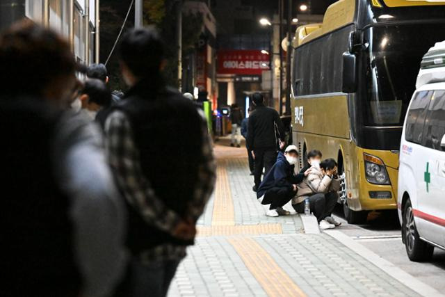 30일 새벽 이태원 압사 사고 희생자의 시신 50여 구가 안치돼 있는 서울 용산구 원효로 다목적 실내체육관 앞에서 가족·지인과 연락이 두절된 시민들이 주저앉아 좌절하고 있다. 최주연 기자