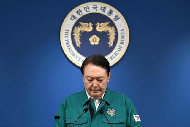 윤석열 대통령이 30일 용산 대통령실 청사 브리핑룸에서 '이태원 핼러윈 참사'와 관련한 대국민 담화를 발표하고 있다. 서재훈 기자