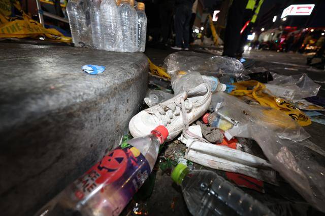 29일 밤 발생한 서울 용산구 이태원 핼러윈 인명사고 현장에 신발과 각종 쓰레기들이 나뒹굴고 있다. 연합뉴스