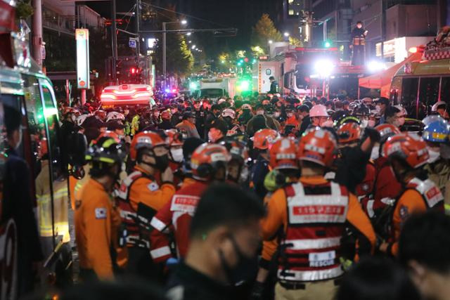 29일 밤 서울 용산구 이태원에 핼러윈 축제를 위해 찾은 인파가 몰리며 최소 153명이 숨지는 참사가 발생했다. 소방구급 대원들이 현장에 출동해 사상자를 수습하고 있다. 서울=뉴스1