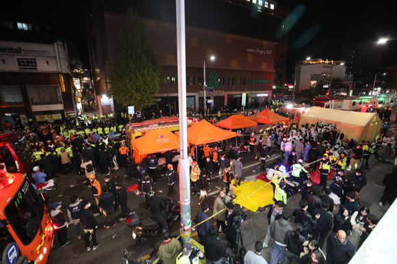 지난 29일 밤 서울 용산구 이태원 일대에서 대규모 심정지 사고가 발생해 30일 새벽 경찰 및 소방구급 대원들이 현장을 수습하고 있다. 경찰에 따르면 이날 이태원에는 10만명 이상의 인파가 몰렸다. 2022.10.30. [사진=뉴시스]