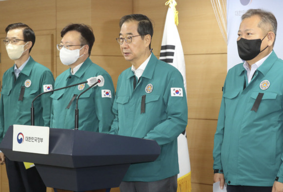 30일 오후 서울 종로구 정부서울청사 브리핑실에서 한덕수 총리(왼쪽에서 세 번째)가 이태원 사고 중앙재난안전대책본부 회의 결과 브리핑을 하고 있다. [사진=뉴시스]