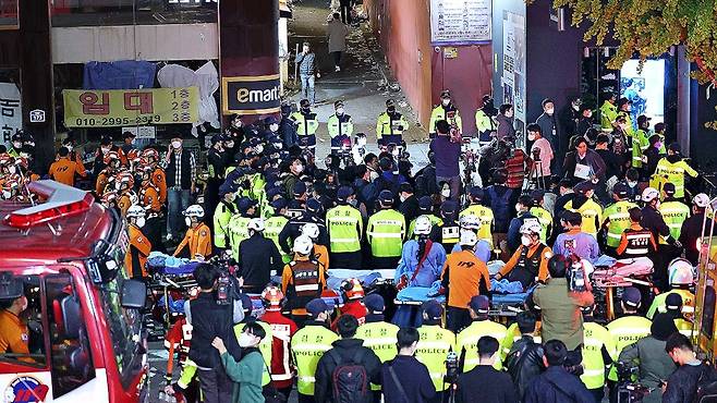 지난 29일 밤 서울 용산구 이태원 해밀턴 호텔 인근 골목길에서 대규모 압사사고가 발생한 가운데 30일 새벽 해밀턴 호텔 옆 골목길에서 경찰과 소방당국이 현장 조사를 하고 있다. 우상조 기자