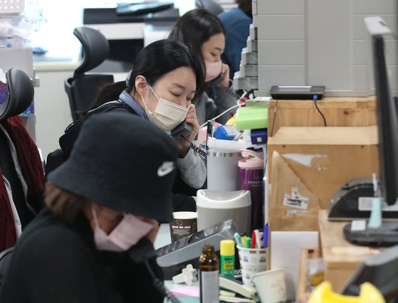 지난 29일 밤 서울 용산구 이태원 일대에 핼러윈 인파가 한꺼번에 몰리면서 대규모 압사 사고가 발생한 가운데 30일 서울 용산구 한남동 주민센터에 마련된 실종자 접수처에서 관계자들이 실종자 접수를 받고 있다. 뉴스1