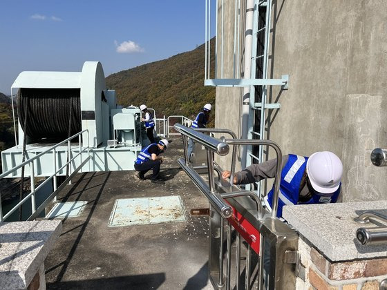 한국수자원공사 충주권지사가 29일 오전 발생한 '괴산 지진'과 관련 충주댐을 점검하고 있다. 한국수자원공사