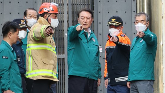 윤석열 대통령이 30일 이태원 압사 사고 현장을 둘러보며 손가락으로 사고 현장을 가리키고 있다. 연합뉴스