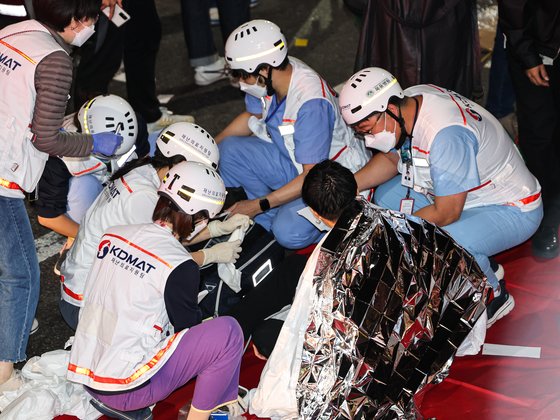 30일 새벽 현장에 급파된 의료진들이 부상자 구조활동을 하고 있다. 연합뉴스