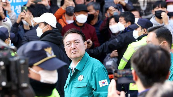 윤석열 대통령이 30일 이태원 압사 사고 현장을 둘러보고 있다. 연합뉴스