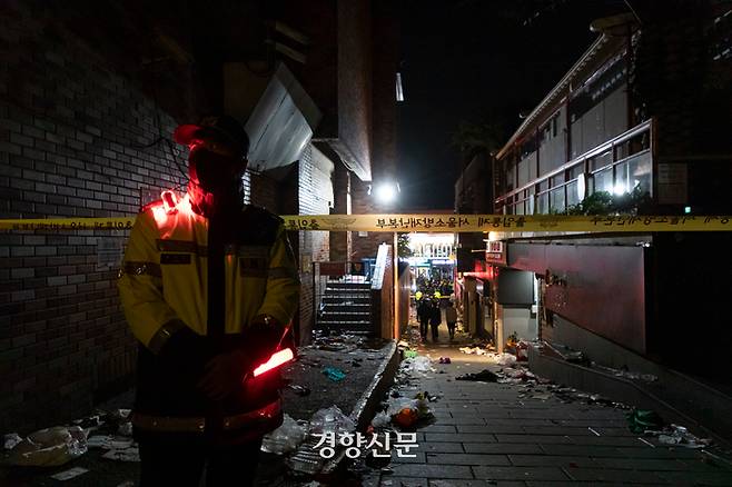 지난 29일 발생한 서울 용산구 이태원 핼러윈 인명사고 현장에서 과학수사대가 현장 감식을 하고 있다. 문재원 기자