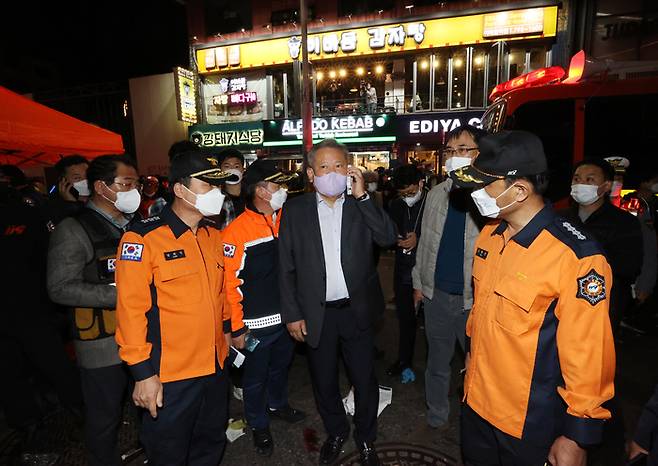 이상민 행정안전부 장관이 30일 오전 서울 용산구 이태원 인명사고 현장을 방문하고 있다.|연합뉴스