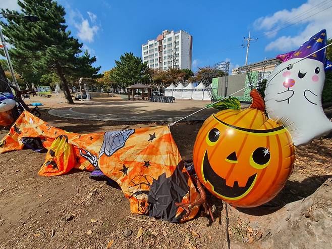 전면 취소된 제주 핼러윈 행사 지난 29일 밤 발생한 ‘이태원 참사’로 제주 신산공원에서 열릴 예정이던 핼러윈 행사가 전면 취소되면서 30일 관련 시설물들이 행사장에 방치돼 있다. 연합뉴스