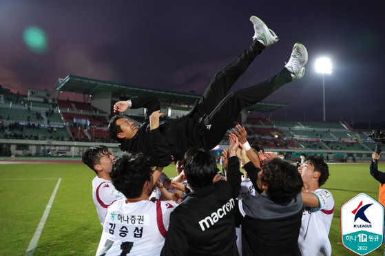 Daejeon Hana Citizen manager Lee Min-seong celebrate with his players on Saturday at Gimcheon Stadium in Gimcheon, North Gyeongsang after beating Gimcheon Sangmu 4-0 to earn their spot in the top tier next season. [YONHAP]