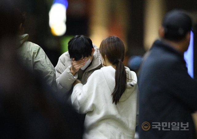 슬픔에 잠긴 시민들.