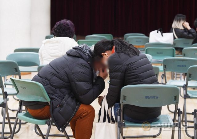 30일 이태원 압사사고 실종자 가족들이 서울 용산구 한남동 주민센터에 마련된 실종자 접수처에서 대기 하며 눈물을 흘리고 있다. 이한형 기자