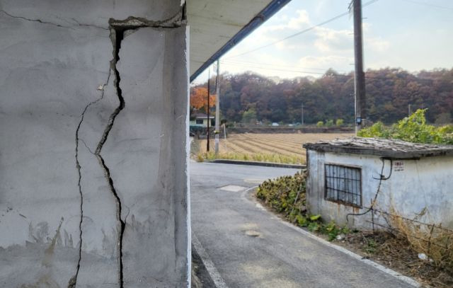 규모 4.1의 지진이 발생한 29일 충북 괴산군 장연면 장암리 한 주택 담벼락이 갈라졌다는 주민 신고가 접수됐다. 사진은 금이 간 담벼락의 모습. 연합뉴스