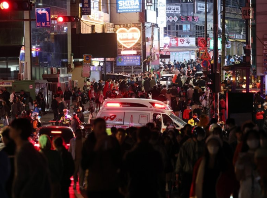 30일 새벽 서울 용산구 이태원 사고 현장 인근으로 구급차가 향하고 있다. / 사진=연합뉴스