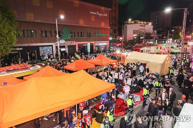 지난 29일 오후 서울 용산구 이태원동 일대에 핼러윈을 맞아 인파가 몰려 사고가 발생했다.
30일 새벽 현장에 급파된 의료진들이 부상자 구조활동을 하고 있다. [사진 출처 = 연합뉴스]