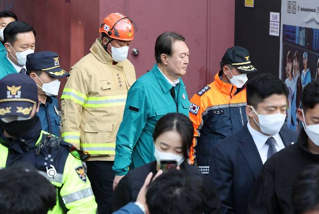 윤석열 대통령이 30일 서울 용산구 이태원동 '핼러윈 인파' 압사 사고 현장을 둘러보고 있다. [연합뉴스]