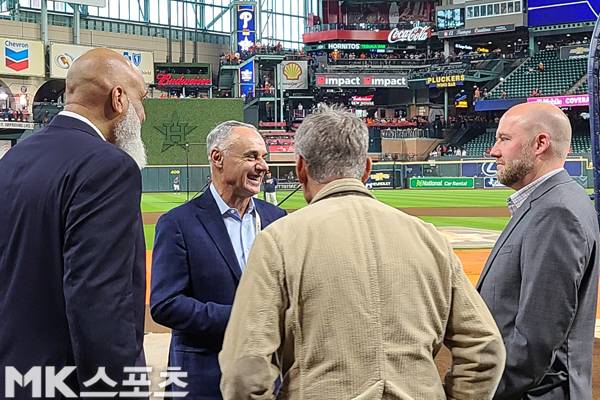 월드시리즈 2차전을 찾은 롭 만프레드 커미셔너. 사진(美 휴스턴)= 김재호 특파원