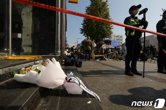 (서울=뉴스1) 임세영 기자 = 30일 오후 서울 용산구 이태원 압사 사고 현장 인근에 한 시민이 두고 간 꽃이 놓여져 있다.   이태원 압사사고로 발생한 인명피해는 이날 현재 사망 151명, 중상 19명, 경상 63명이다. 2022.10.30/뉴스1  Copyright (C) 뉴스1. All rights reserved. 무단 전재 및 재배포 금지.