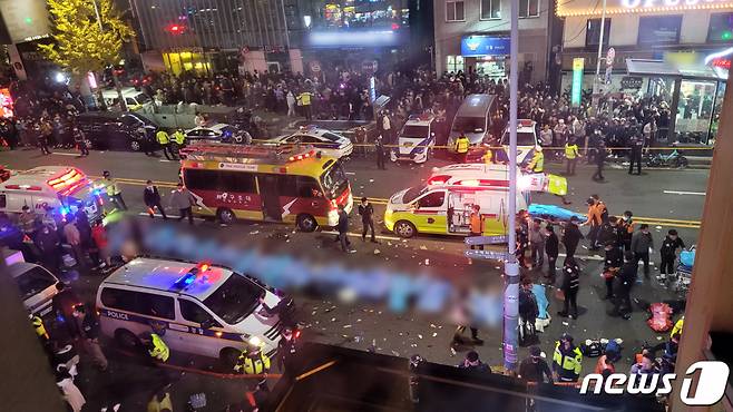 30일 새벽 서울 용산구 이태원 일대에서 의료진과 경찰, 소방대원들이 대규모 압사사고가 발생한 지역을 수습하고 있다.   소방당국은 핼로윈 데이를 맞아 이태원에 인파가 몰리면서 압사 사고가 발생한 것으로 추정하고 있다. 2022.10.30/ 사진=뉴스1