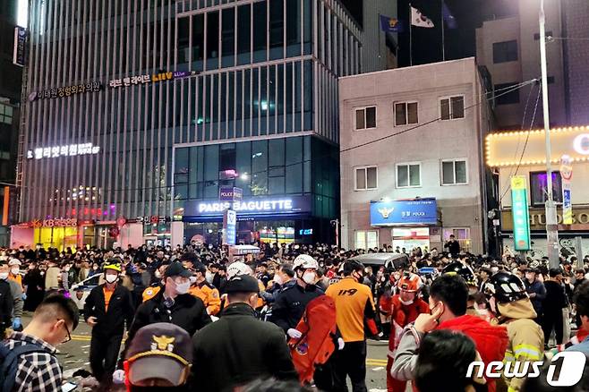 (서울=뉴스1) 민경석 기자 = 29일 밤 서울 용산구 이태원 한복판에서 심정지 환자가 대규모로 발생했다. 3년 만에 첫 '야외 노마스크' 핼러윈을 맞아 인파가 몰리면서 대규모 압사사고가 일어난 것으로 추정된다.   소방청은 이날 오후 11시13분 이태원에서 압사 추정 사고가 발생함에 따라 대응 3단계로 격상한다고 밝혔다.   30일 사고가 발생한 서울 용산구 이태원 거리가 소방대원들과 시민들로 어수선한 모습을 보이고 있다.(독자 제공) 2022.10.30/뉴스1  Copyright (C) 뉴스1. All rights reserved. 무단 전재 및 재배포 금지.