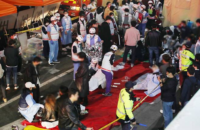 지난 29일 밤 서울 용산구 이태원 일대에서 대규모 압사사고가 발생해 30일 새벽 의료진들이 부상자 구조활동을 하고 있다. / 사진=뉴시스