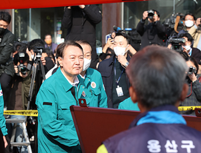 윤석열 대통령이 30일 오전 서울 용산 이태원 참사 현장을 방문하고 있다. 연합뉴스