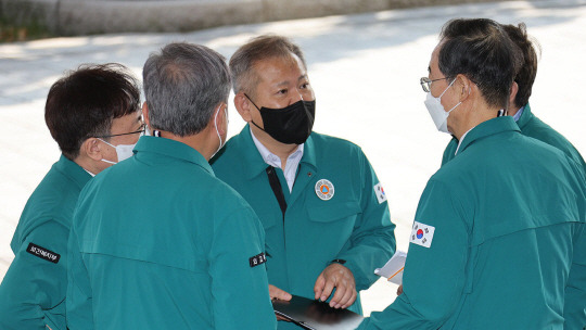 이상민(가운데) 행정안전부 장관이 30일 중앙재난안전대책본부 회의 후 본부장인 한덕수(오른쪽 두 번째) 국무총리 등과 상의하고 있다. 연합뉴스