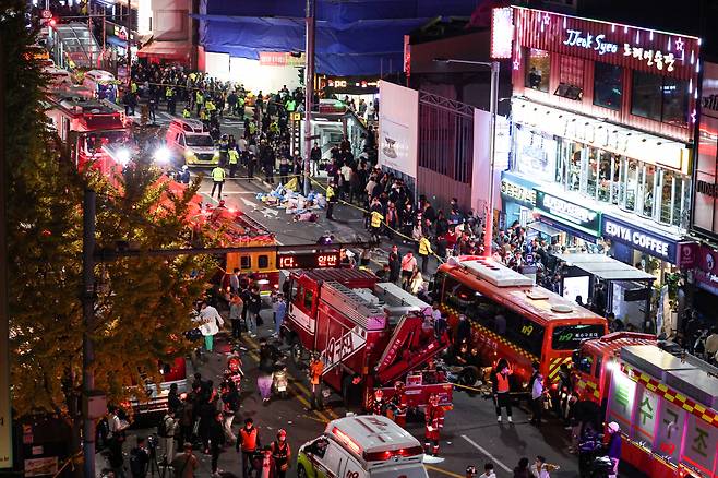 29일 오후 서울 용산구 이태원동 일대에 핼러윈을 맞이해 인파가 몰리면서 대규모 인명사고가 발생했다. 30일 오전 출동한 119 구조대원들이 희생자들을 구조하고 분류하고 있다. 이날 소방당국에 신고된 구조신고는 81건, 심정지 상태인 환자는 약 50명으로 알려졌다. [연합]