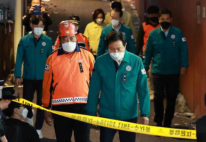 오세훈 서울시장이 30일 오후 서울 용산구 이태원동 '핼러윈 인파' 압사 사고 현장을 찾아 현장을 살핀 뒤 떠나고 있다. [연합]