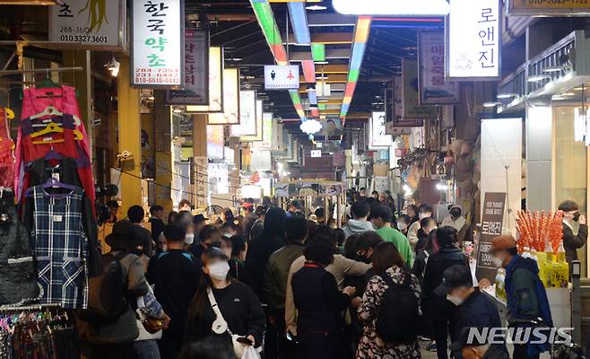 [전주=뉴시스] 김얼 기자 = 전주 남부시장 야시장이 코로나19에 잠정 중단했다가 재개장한 28일 전북 전주시 전주남부시장 일대가 야시장을 찾은 시민들로 발 디딜 틈 없이 북적이고 있다. 2022.10.28. pmkeul@newsis.com