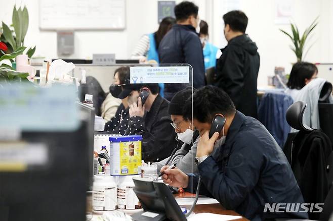 [서울=뉴시스] 조성봉 기자 = 지난 29일 밤 서울 용산구 이태원 일대에서 대규모 압사 사고가 발생한 가운데 30일 오전 한남동 주민센터에 마련된 실종자 접수처에서 직원들이 가족이나 지인과 연락이 두절된 시민들의 신고를 받고 있다. 2022.10.30. suncho21@newsis.com