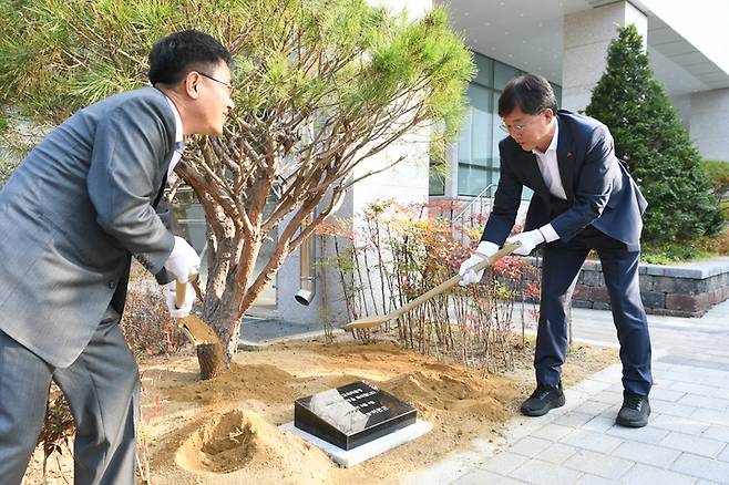 [안산=뉴시스] 이민근 경기 안산시장과 홍장표 안산교육지원청 교육장이 함께 안산교육지원청 개청 기념식수를 식재하고 있다. (사진=안산시 제공) 2022.10.30. photo@newsis.com *재판매 및 DB 금지