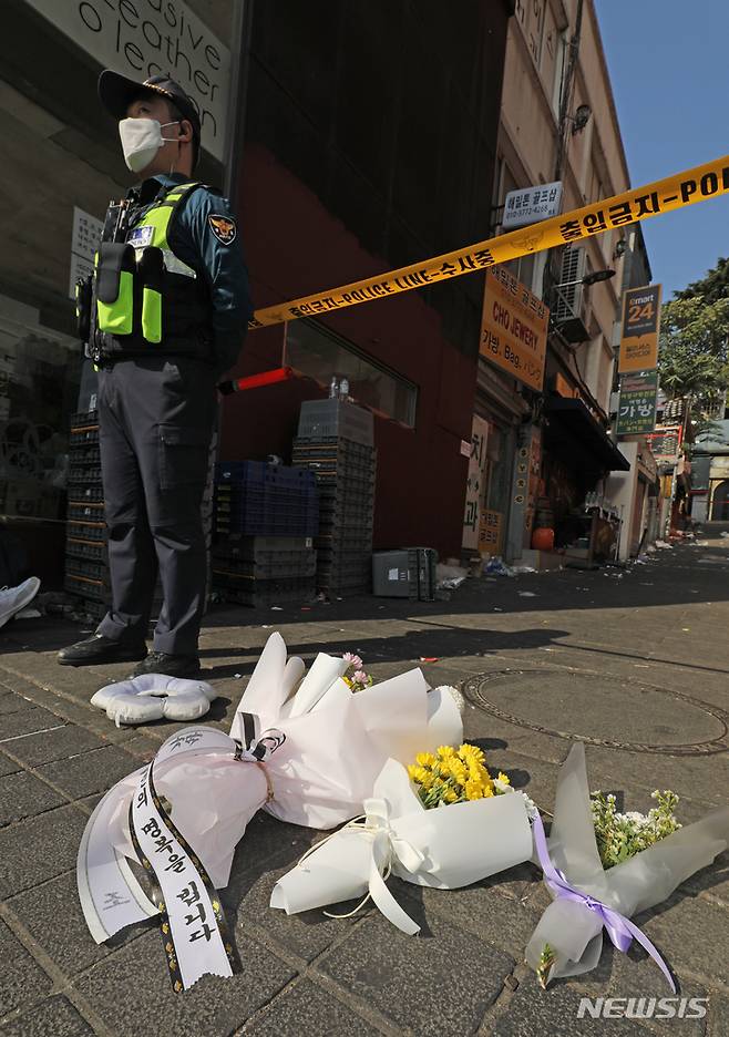 [서울=뉴시스] 김금보 기자 = 30일 오후 서울 용산구 이태원 압사 사고 현장에 시민들이 놓고간 근조화가 놓여 있다.  2022.10.30. kgb@newsis.com