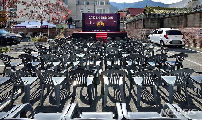 [대구=뉴시스] 이무열 기자 = 이태원 핼러윈 참사와 관련해 2022 대구 할로윈 축제가 전면 취소된 30일 오후 대구 남구 앞산카페거리 공영주차장 할로윈 축제 행사장이 한산한 모습이 보이고 있다. 2022.10.30. lmy@newsis.com