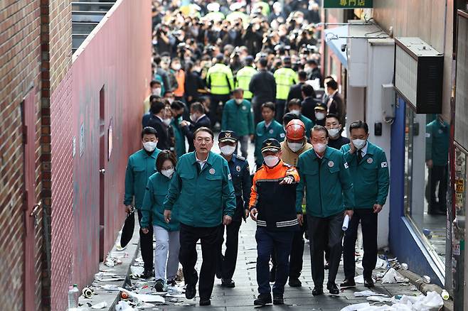 [서울=뉴시스] 윤석열 대통령이 30일 오전 서울 용산구 이태원 핼러윈 사고 현장을 살펴보고 있다. (사진=대통령실 제공) 2022.10.30. photo@newsis.com *재판매 및 DB 금지