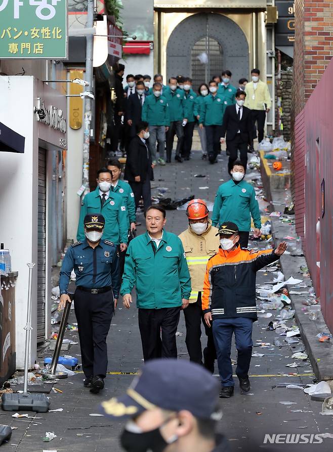 [서울=뉴시스] 김금보 기자 = 윤석열 대통령이 30일 오전 서울 용산구 이태원 압사 사고 현장을 살펴보고 있다. 2022.10.30. kgb@newsis.com