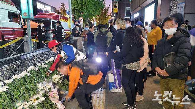 오늘 오후 이태원역 1번출구 앞에서 시민들이 희생자들을 추모하고 있다. 양형욱 기자