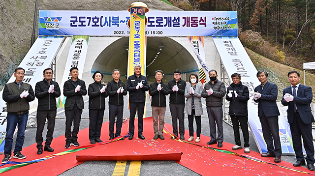 ▲군도 7호선 사북~직전 간 도로개설 개통식이 지난 28일 최승준(왼쪽 여섯 번째) 정선군수를 비롯한 전영기 군의장 및 군의원, 사회단체장, 지역주민 등이 참석한 가운데 열리고 있다. ⓒ정선군