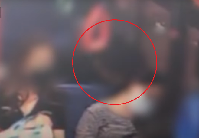 지난 8월22일 서울의 한 시내버스에서 뒷자석에 앉은 남성이 앞좌석 잠든 여성의 목에 침을 흘리고 있다. 연합뉴스