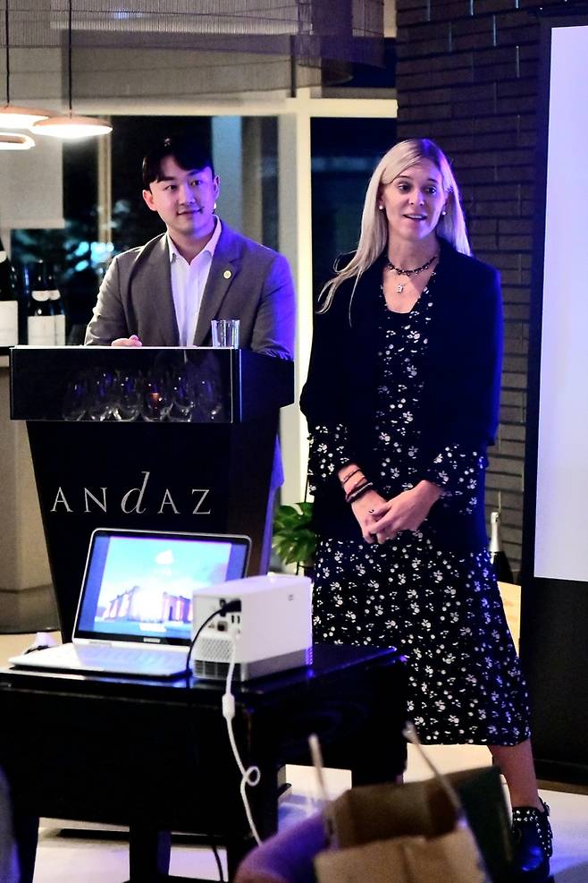 안델루나 와인을 소개하는 Alicia Casale.